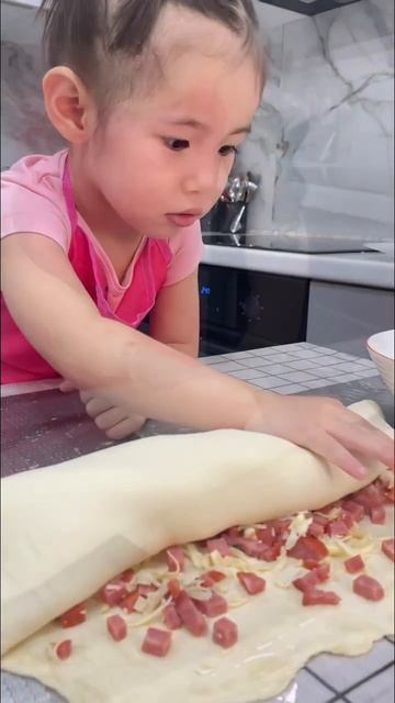 Мини пицца 🍕 Ингредиенты:Слоеное тесто Колбаса 🍖Сыр 🧀 Приятного аппетита 😋 #food #рецепты #пицца смотреть онлайн
