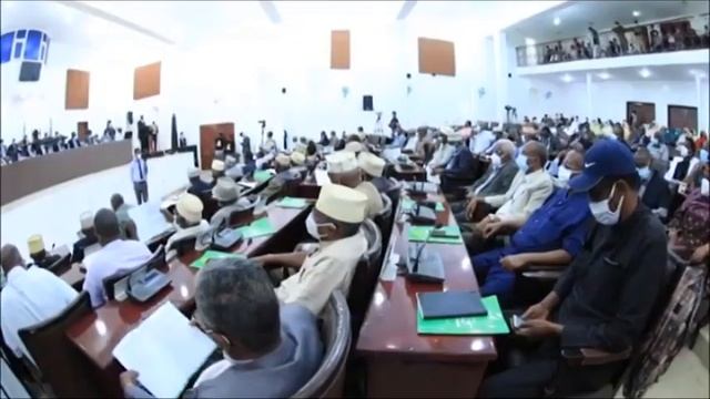 Muqaalka M/weyne Biixi oo socod luga ku soo galay Kaanboolka Barlamaanka смотреть онлайн