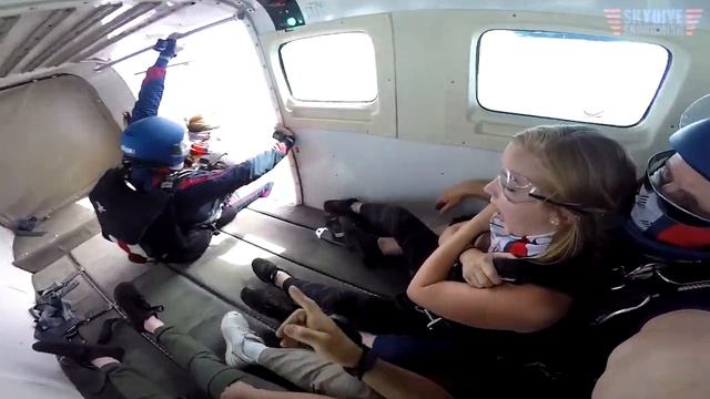 Emily Pries's Tandem skydive! смотреть онлайн