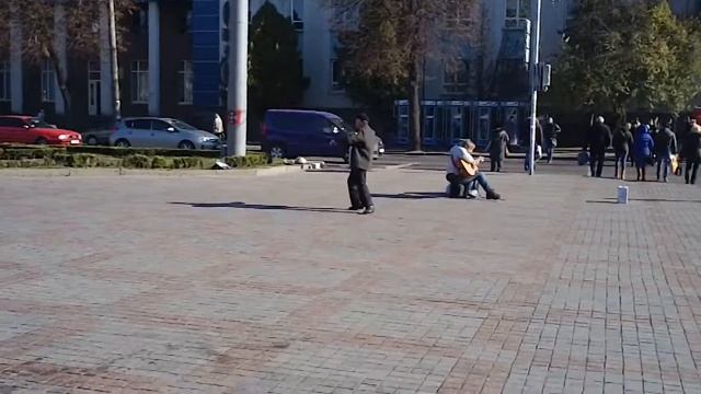 topvideo.Пьяный мужик танцует сред бела дня! :) смотреть онлайн