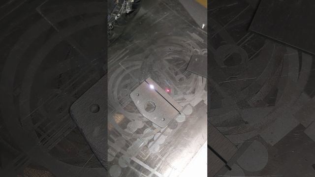 Cutting over 2mm aluminum sheet with my 50 watt fiber laser. Wisely Laser смотреть онлайн