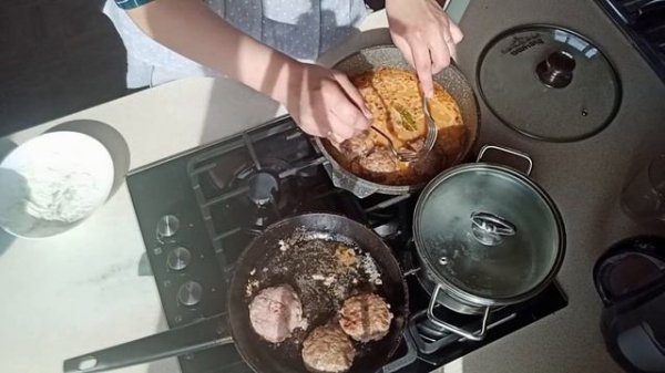 Котлеты с подливой и спагетти/ Каждую свободную минуту 🏃 в огород//