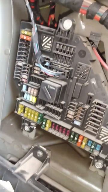 BMW X3 Fuse box location #bmw #BMW #ceps смотреть онлайн