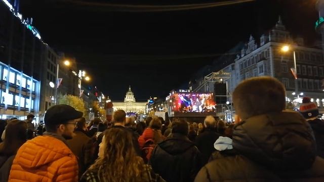 Thom Artway interpreta "Anděl" en el aniversario de la Revolución del Terciopelo смотреть онлайн