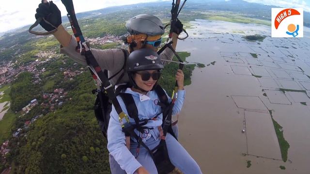Tandem Paragliding over the rain in Cardona Rizal смотреть онлайн