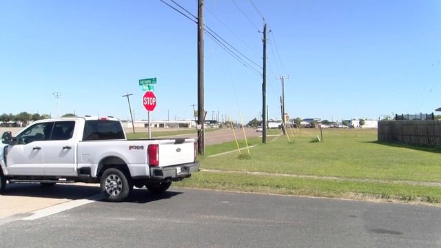 Neighbors living behind Weber concerned about fast drivers смотреть онлайн
