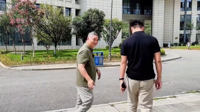 贵州食品厂养猪场，王胖接连投入几十万，几千头猪几秒钟扫完！【王玮先生】 смотреть онлайн