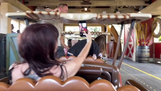 Max Rides His First Rollercoaster | Goofy’s The Barnstormer At Walt Disney World смотреть онлайн