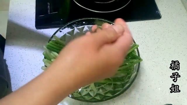 橘子姐美食 | 蒜薹新吃法，撕成条就上桌，清脆可口，酸爽过瘾，做年夜饭很受欢迎 смотреть онлайн