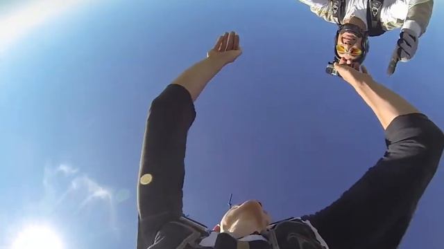 Оксана Первый прыжок с парашютом в тандем First tandem skydive смотреть онлайн