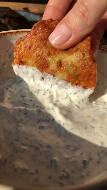 Чесночный соус: сметана + майонез + сливки 10%/молоко немного, соль, свежем.Смесь перцев + укроп +🧄 смотреть онлайн