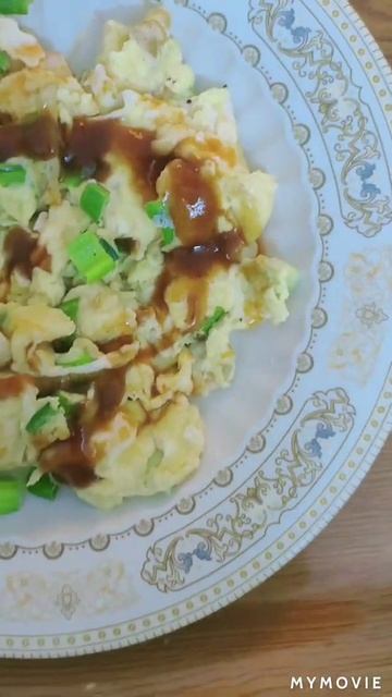 Scrambled eggs with green onions and hotsauce! смотреть онлайн