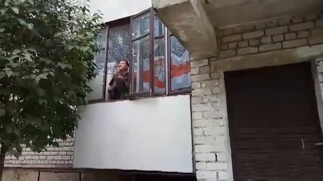 «Стучит неизвестным предметом по крышке кастрюли». На жителя Вилейки составили протокол за видео смотреть онлайн