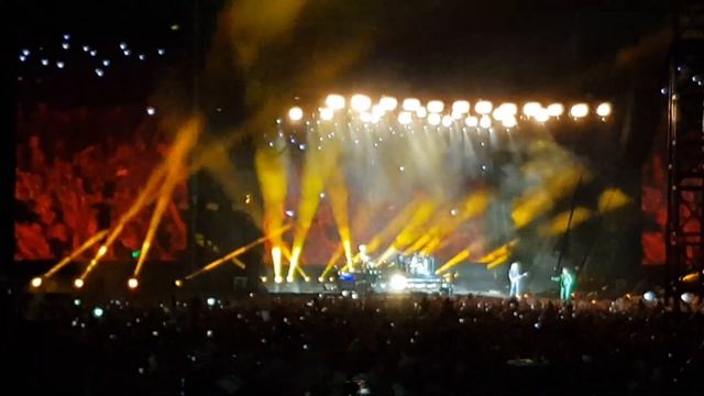 Queen+Adam Lambert performing We Are The Champions at Fire Fight смотреть онлайн