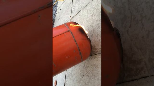 Removing residual gas from empty gas bottle. смотреть онлайн