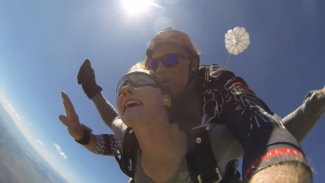 Emmy Phillips's Tandem skydive! смотреть онлайн