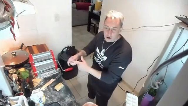 Tanto tarda en cocinar? | Momo смотреть онлайн