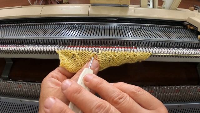 ponto relevo em duas versões feito em tricô à máquina смотреть онлайн