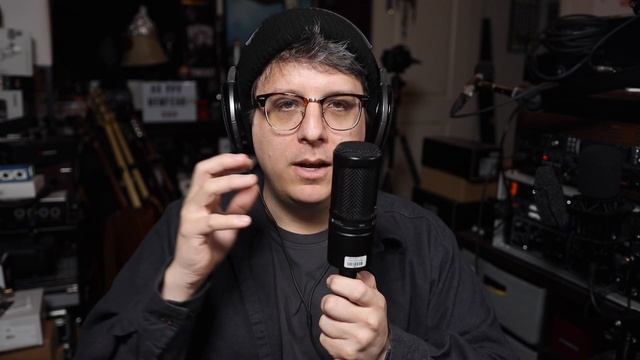 Why Does Podcastage Tap on Microphones? - Microphone Resonance смотреть онлайн