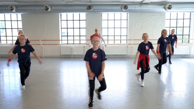 DANS FOR BARN | TOPROCK Med Studio Nille смотреть онлайн