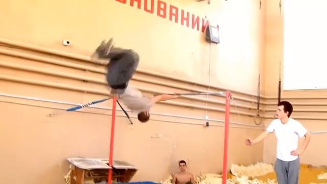 Соскок на турник(тот же) (Parkour Tricks) смотреть онлайн