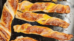 Приготовление СОЧНЫХ СЛОЕК С  БЕКОНОМ И СЫРОМ!!! Закуска крутяк.)))