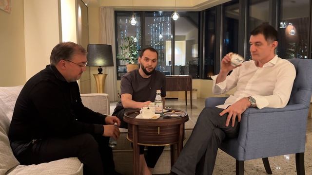 Психолог, доктор Хамза ведёт бесплатный прием двух клиентов одновременно. смотреть онлайн