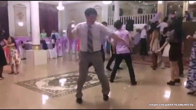 ► Тамада из Азии смешно танцует! Танцы до упаду смотреть онлайн