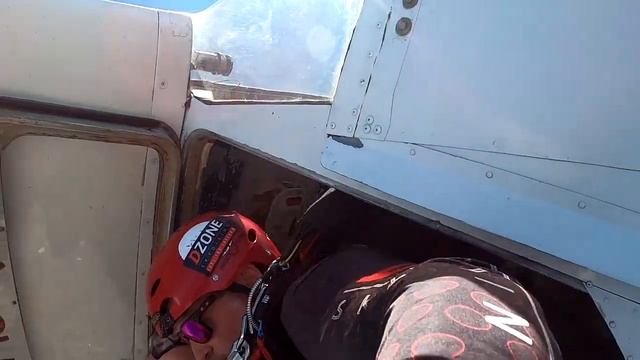 Suzy Schrader's Tandem skydive! смотреть онлайн