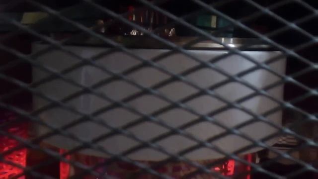 基本上這是煤油暖爐燒起來的樣子。 смотреть онлайн