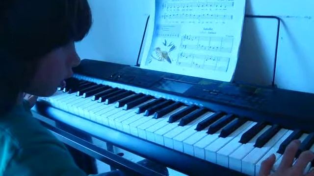 Gama C-dur grana przez dwie oktawy, dwiema rękami, w górę i w dół skali-wyk. Gabriel Stombor смотреть онлайн