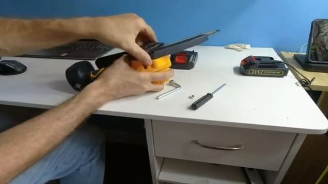 Mini Chainsaw 6 Inch, Cordless Mini Chainsaw for Tree Trimming Wood Cutting смотреть онлайн