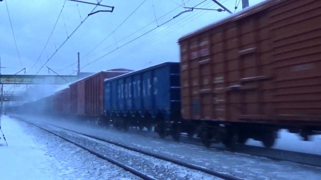 "Приветливый свисток!" Электровоз ВЛ10-1515 с грузовым поездом смотреть онлайн