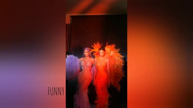 Kylie Jenner and Kendall Jenner MET GALA 2019 with theme Camp: Notes on Fashion смотреть онлайн