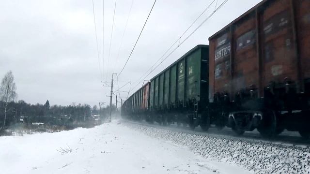 Невероятно красивая съёмка! Электровоз ВЛ10УК-1019/К-1679 с грузовым поездом смотреть онлайн