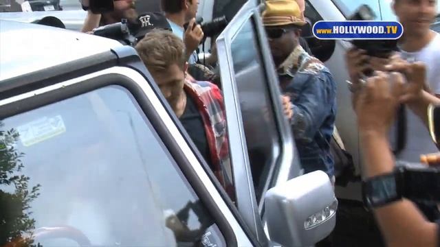 Hilary Duff causes chaos at Curve смотреть онлайн