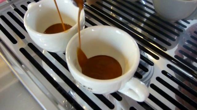 Mokador Castellari 100% arabica with La Marzocco GS/3 and mini mazzer смотреть онлайн