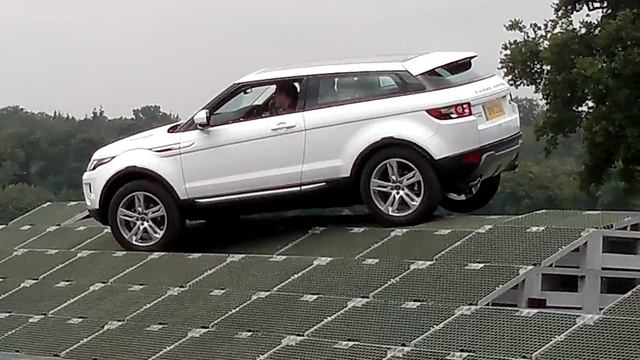 RANGE ROVER EVOQUE - LONDRA 2011 смотреть онлайн