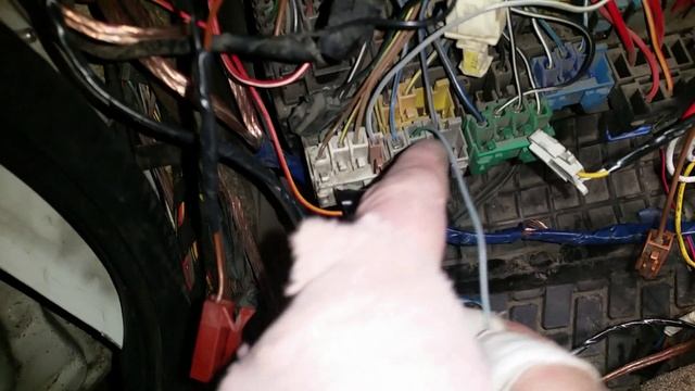 фольксваген вента(кондиционер) разбираюсь с проводкой под парпризом.Ч2 смотреть онлайн