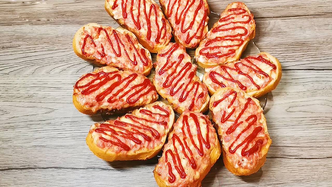 В следующий раз буду готовить больше. Вкусные горячие бутерброды с колбасой и сыром в духовке. смотреть онлайн