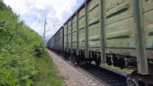 Электровозы 4ЭС5К-034 с грузовым поездом и толкач 4ЭС5К-026 "Ермак" в хвосте. смотреть онлайн