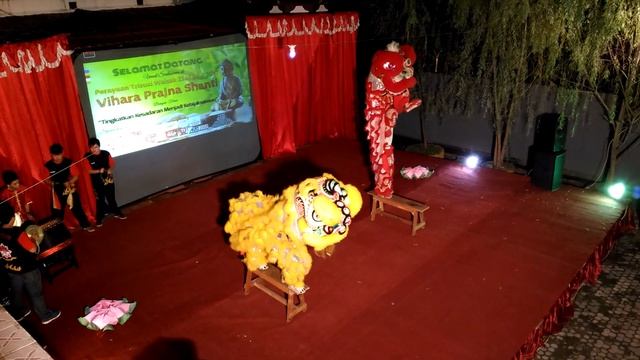 Atraksi barongsai di Prajna Santi Palembang menyambut Waisak tahun 2017 смотреть онлайн
