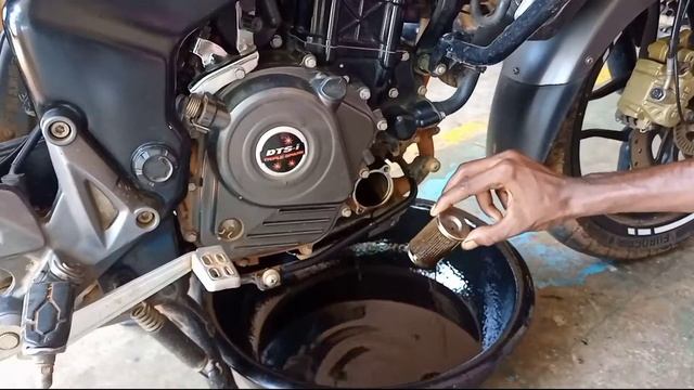 Pulsar Ns 200 oil change / engine oil change / ( How to Ns 200 engine oil change ) смотреть онлайн