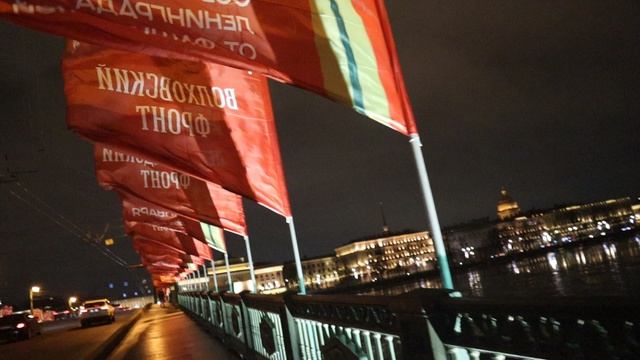 На ветру реют красные знамена в память о дне полного снятия блокады Ленинграда. Суббота,25января2025