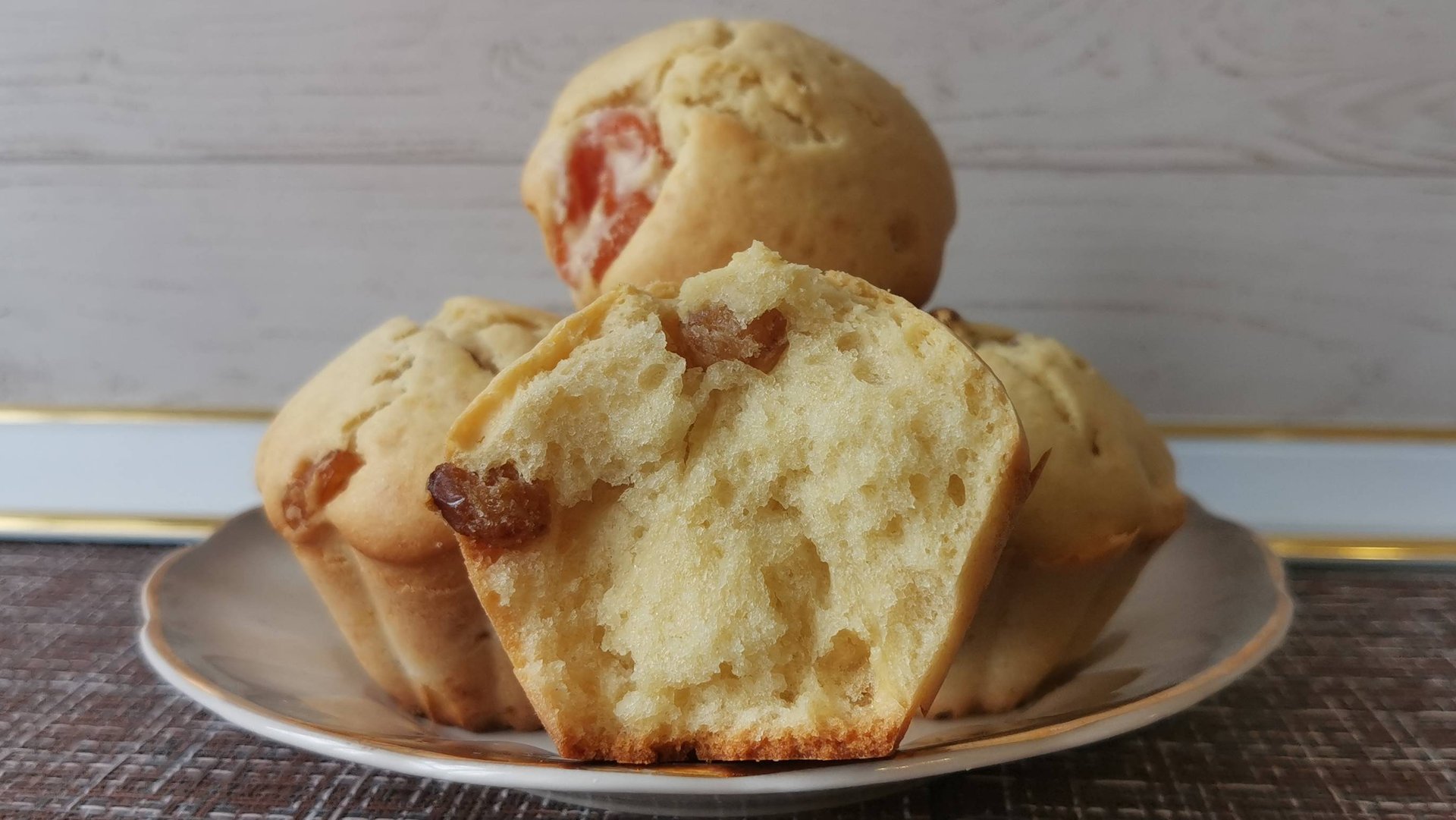 Домашняя выпечка к чаю в духовке. Воздушный кекс с изюмом и курагой. Простой рецепт кекса. смотреть онлайн