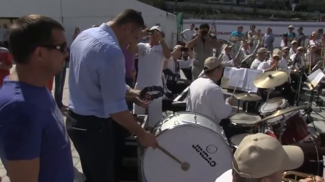 Кличко посетил новую пешеходную зону на Почтовой площади и искупался в фонтане смотреть онлайн