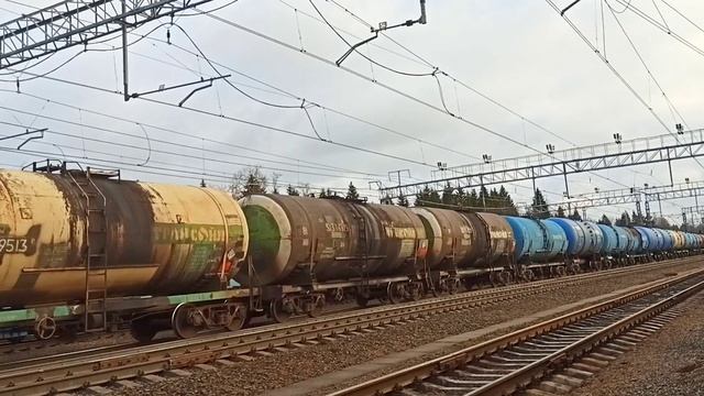Грузовой электровоз 2ЭС4К - 147 "ТрансОйл" с поездом из цистерн для нефтепродуктов смотреть онлайн