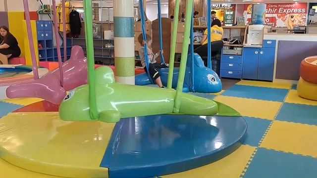 Ребенок играет на детской площадке прыгает на батуте смотреть онлайн