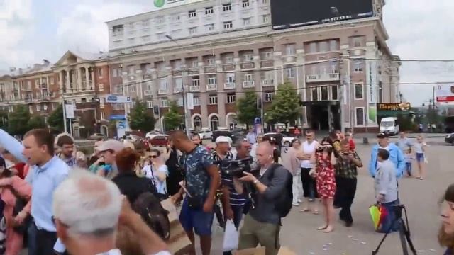 Донецк площадь Ленина 1 июня 2014 конфеты 'Roshen' смотреть онлайн