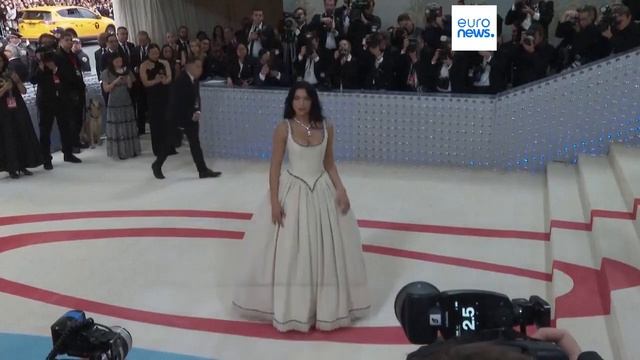 Met Gala stars pay tribute to Karl Lagerfeld смотреть онлайн